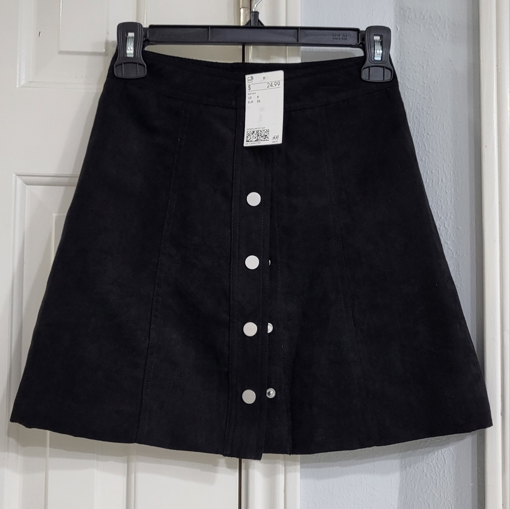 H&M Black/faux suede high waisted short skirt